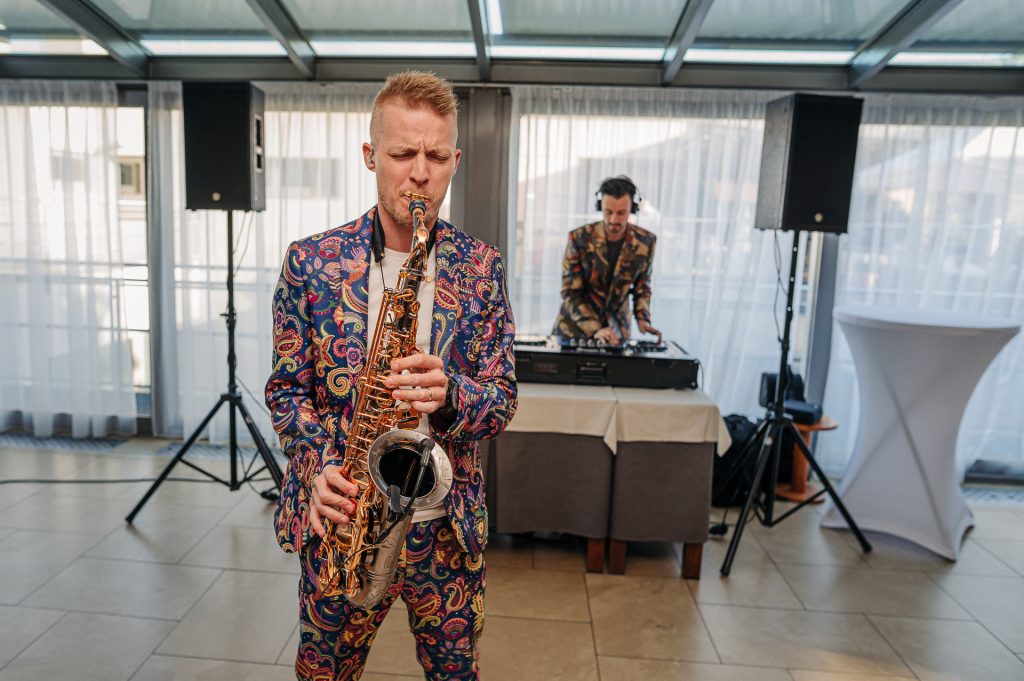 Saxofonista DeeSaxx a DJ hrají na firemním eventu, DJ se saxofonem na firemní akce