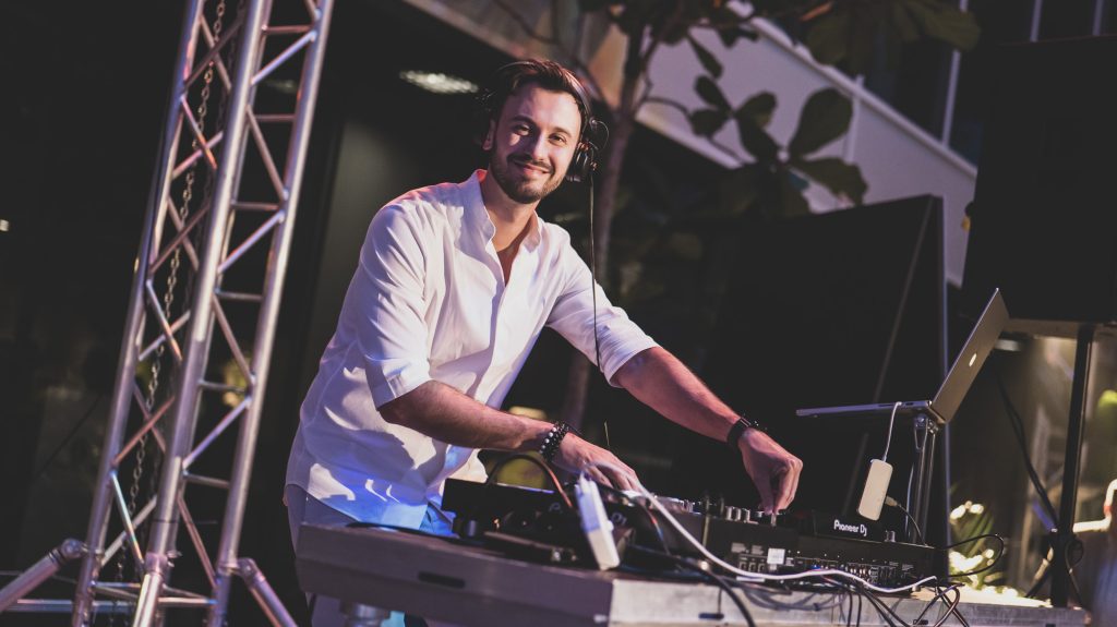 DJ Bury hraje na venkovním pódiu na letní firemní akci – DJ pro firemní akce v Ostravě