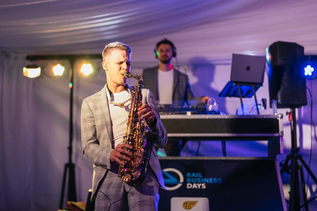 DJ Bury a saxofonista DeeSaxx hrají na veletrhu Raildays v Ostravě